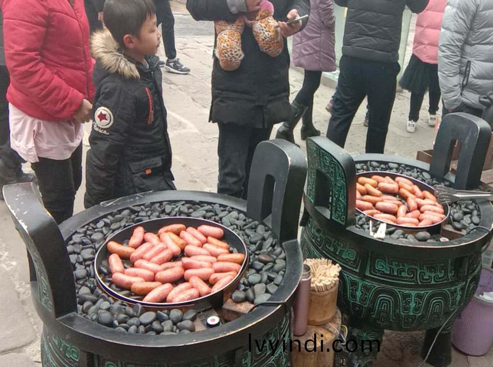 漢伯尅石鍋烤腸貴陽廟會倍受歡迎